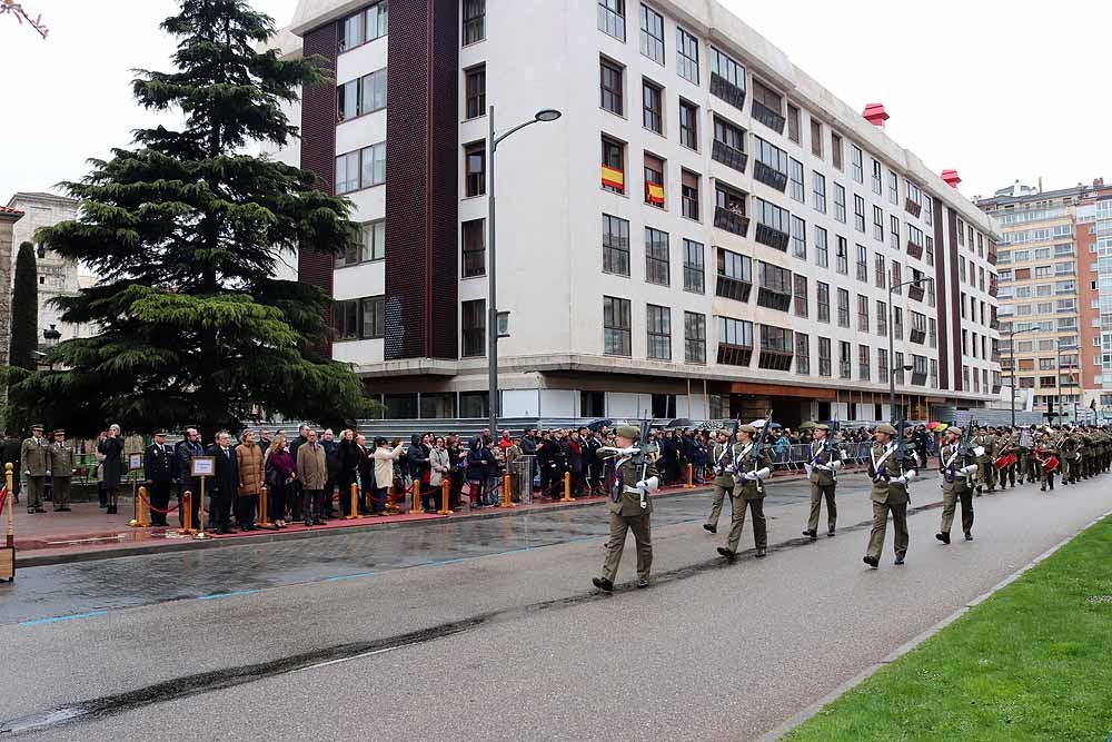 La Avenida de la Paz ha acogido, un año más, el tradicional homenaje a la bandera nacional, con desfile militar