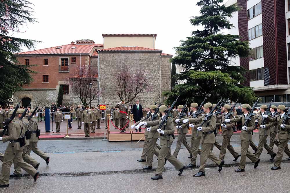 La Avenida de la Paz ha acogido, un año más, el tradicional homenaje a la bandera nacional, con desfile militar