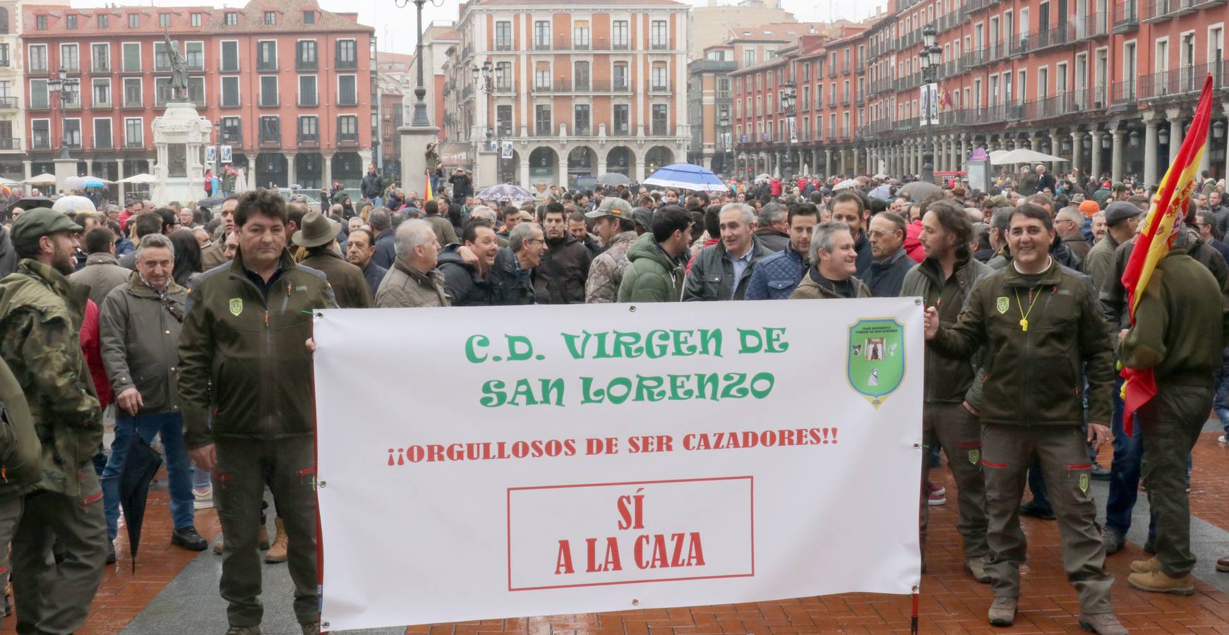 Un millar de personas se han dado cita en la Plaza Mayor para defender la actividad cinegética y contra de la escalada de ataques y provocaciones que, según denuncian, vienen sufriendo por parte de grupos animalistas y ecologistas