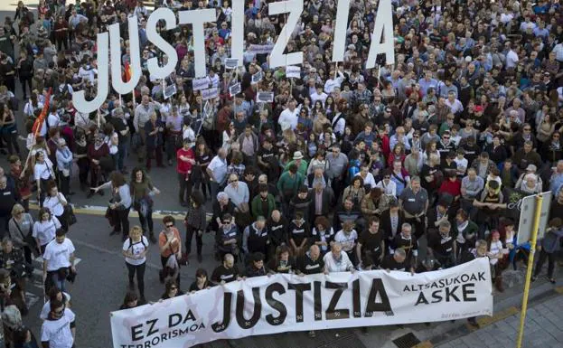 Miles de personas se manifiestan en Pamplona por los ocho procesados de Alsasua.