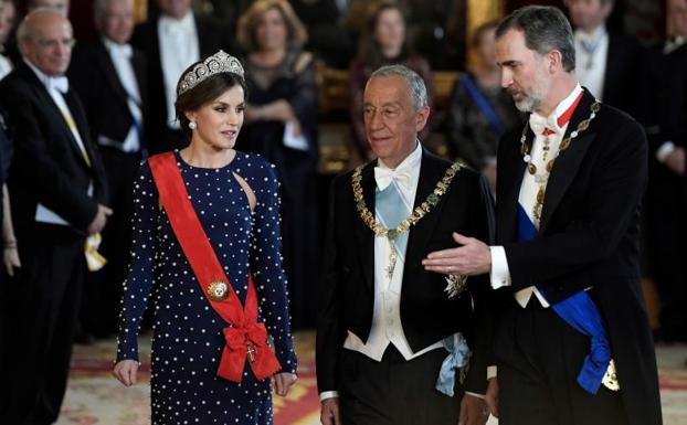El presidente de Portugal, Marcelo Rebelo de Sousa, conversa con la reina Letizia, en presencia de Felipe VI.