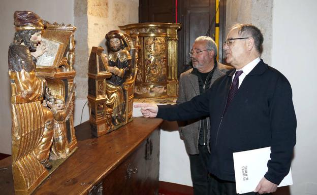 El comisario de la muestra, José Luis Calvo Calleja, junto al secretario de la Fundación de Las Edades, Gonzalo Jiménez, el viernes en la presentación de las obras de Palencia para Las Edades. 