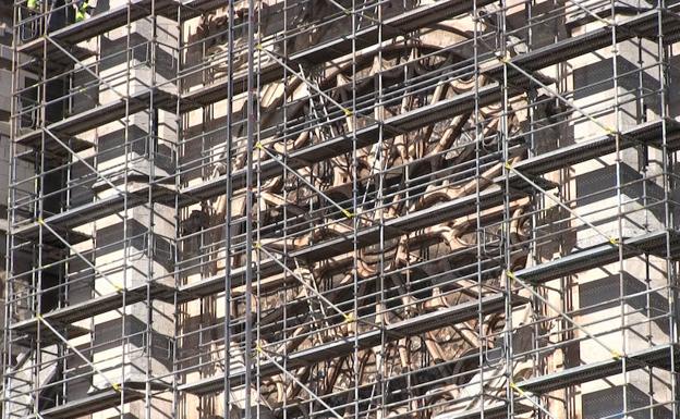 Imagen del andamio que desde este miércoles cubre por completo el rosetón de la Catedral.