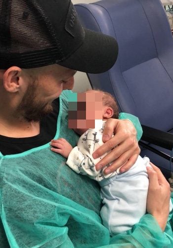 David Silva, con el pequeña Mateo en brazos. 