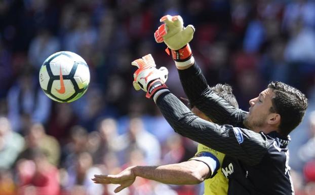 David Soria, durante un partido de Liga con el Sevilla. 