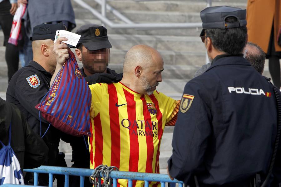 El Sevilla-Barcelona, un duelo marcado por la política y las reivindicaciones independentistas. En los exteriores del Wanda Metropolitano, se ha desplegado un amplio dispositivo de seguridad 