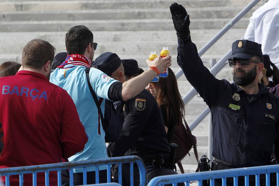 El Sevilla-Barcelona, un duelo marcado por la política y las reivindicaciones independentistas. En los exteriores del Wanda Metropolitano, se ha desplegado un amplio dispositivo de seguridad 