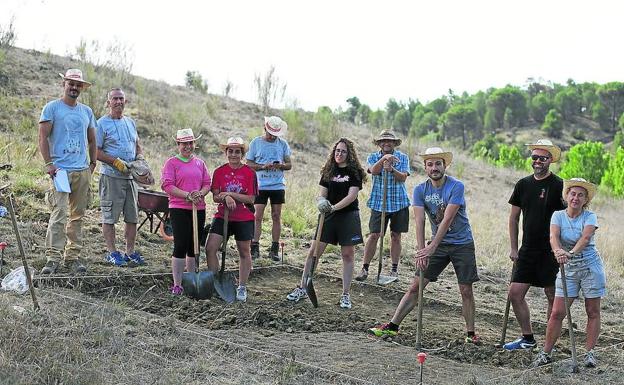 Equipo de arqueólogos en el yacimiento de Peña del Moro. 