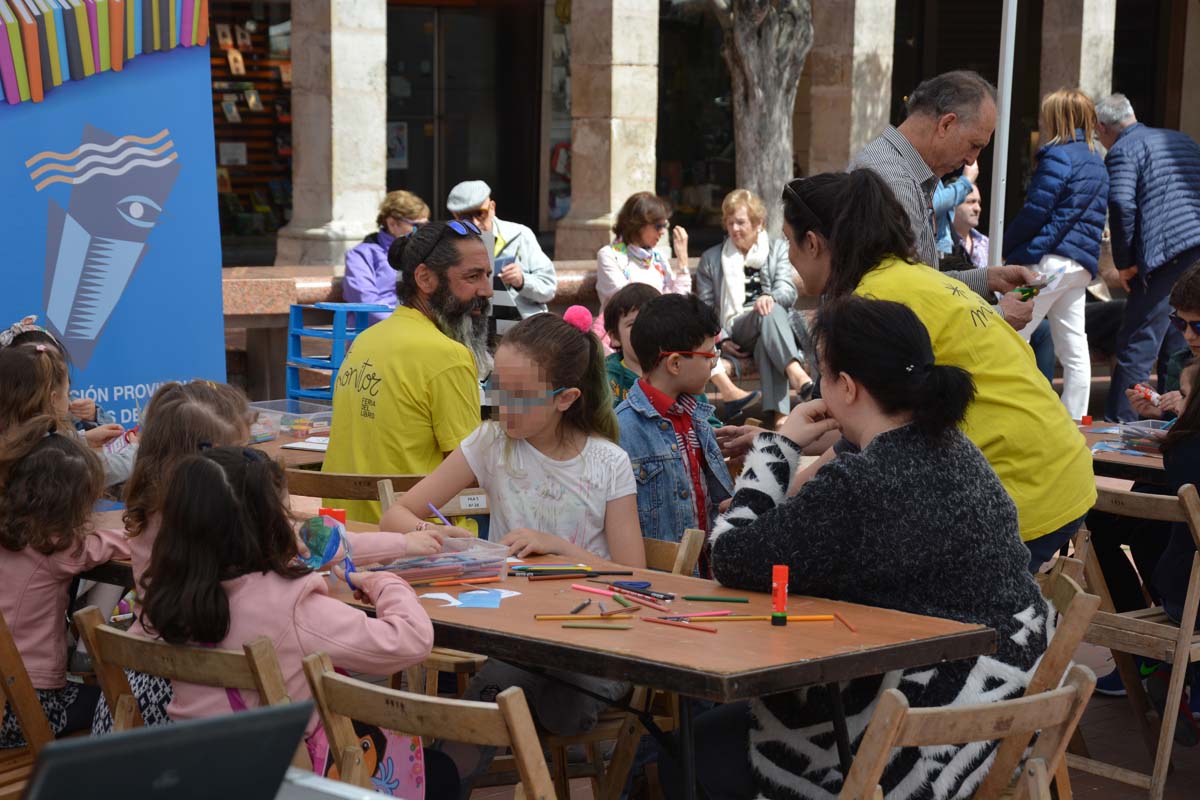 La Plaza Mayor se llena de actividad con la celebración del Día del Libro.