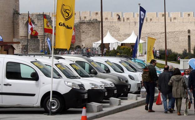 Vehículos expuestos en la campa donde estos días se desarrolla la Feria de Cuéllar, entre la muralla y el castillo. 