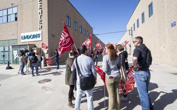 Concentración sindical contra el ERE planteado por Lindorff. 