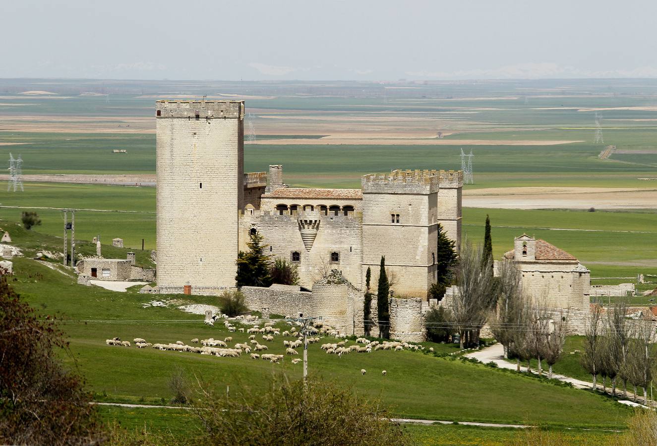 Ampudia (Palencia). Una villa castellana que hace gala de este nombre en sus calles, su arquitectura popular y en la impresionante estampa que ofrece su castillo, una joya de la arquitectura civil de la zona en muy buen estado de conservación. Su colegiata, la de San Miguel, conocida como la Giralda de Campos, contribuye a la belleza del municipio.