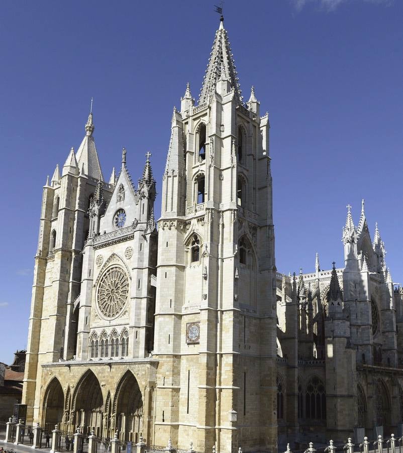 León. La ciudad tiene algunos de los monumentos más espectaculares: la Catedral gótica con las vidrieras más hermosas de Europa, los frescos románicos de la Colegiata de San Isidoro, conocidos como la capilla Sixtina del románico, y la fachada más impresionante del plateresco, el Hospital de San Marcos.