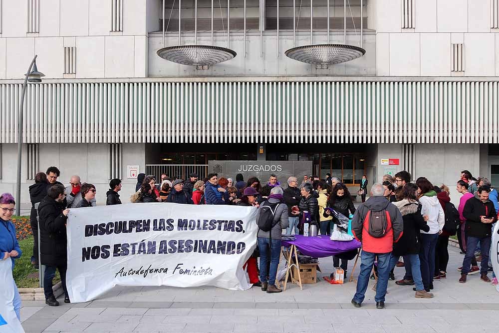 Fotos: Concentración frente a los juzgados por las detenidas en el 8M
