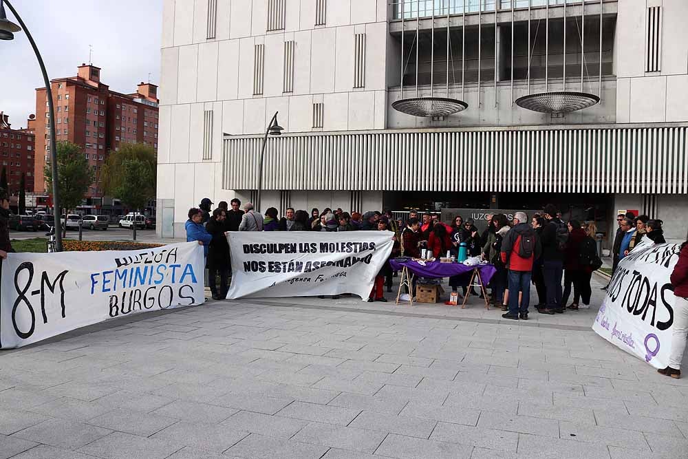 Fotos: Concentración frente a los juzgados por las detenidas en el 8M