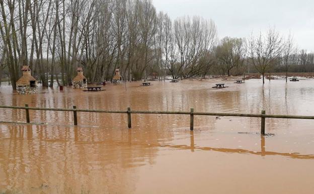 Crecida del río a su paso por una localidad segoviana