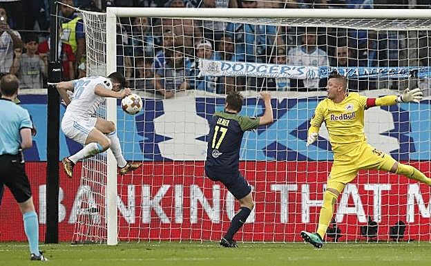 Thauvin, en la acción del primer gol del Marsella. 