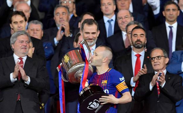 Andrés Iniesta besa la Copa del Rey, el último título que ha ganado. 