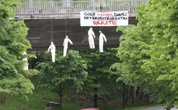 Imagen de los muñecos que han aparecido cogados en Getxo.