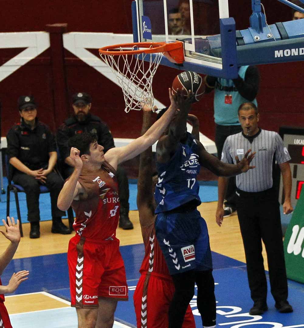 Fotos: El San Pablo se impone al Delteco Guipuzcoa Basket