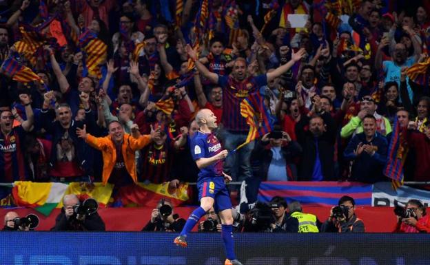 Iniesta celebra su gol en la final de Copa contra el Sevilla. 