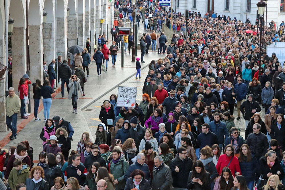 Miles de personas marchan por las calles de Burgos para mostrar su condena unánime ante el asesinato machista de Silvia Plaza.