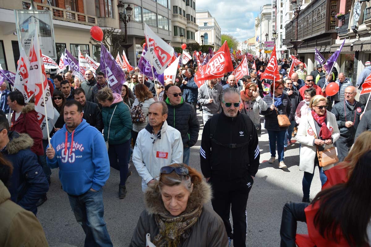 Alrededor de 1.500 personas secundan la movilización convocada por los sindicatos mayoritarios.