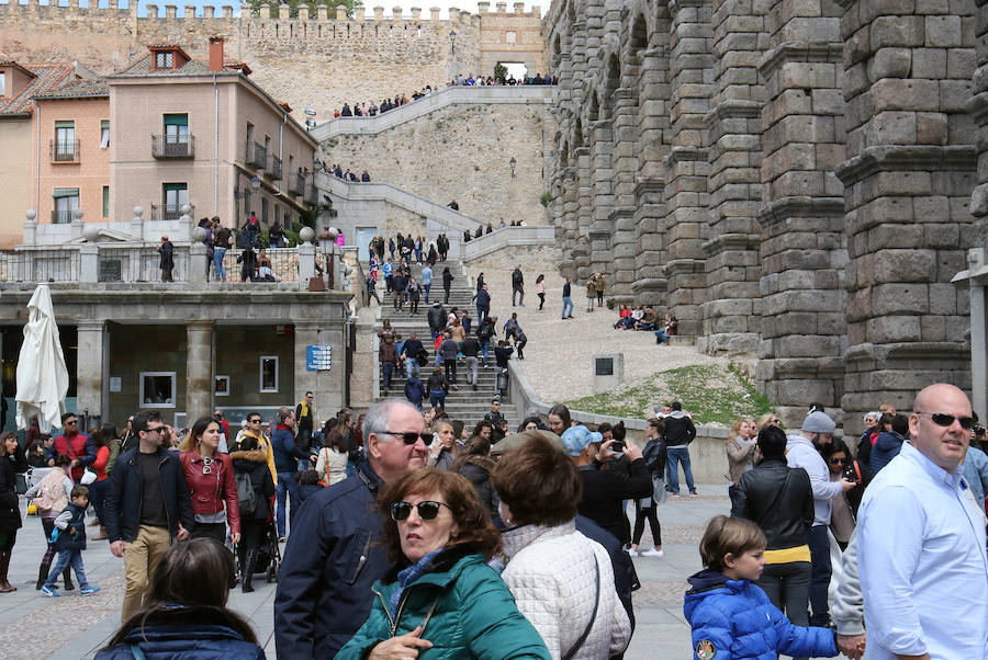 Fotos: Los turistas invaden Segovia