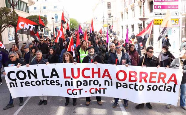 En la manifestación han participado medio millar de críticos