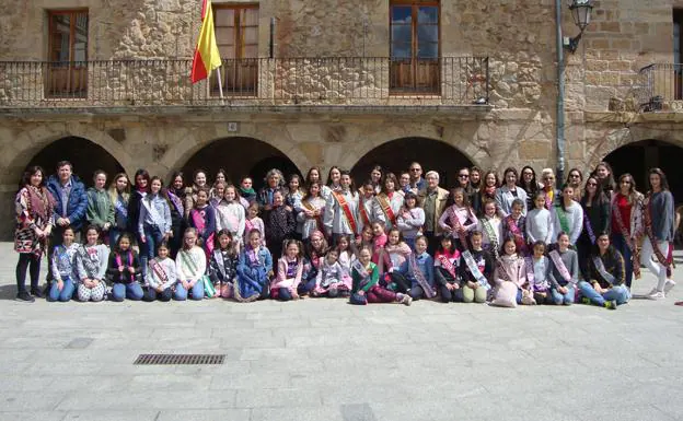 Las 61 reinas pasaron una jornada festiva organizada por la Hermandad de Peñas, Sociedades y Casas Regionales