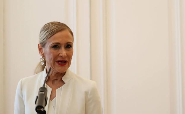 Cifuentes anunciando su dimisión.