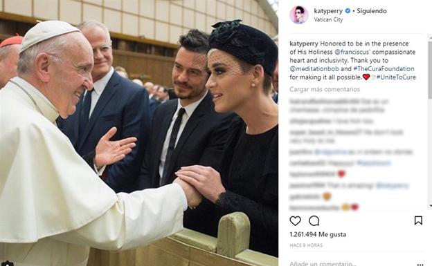 Katy Perry y Orlando Bloom saludan al Papa Francisco. 