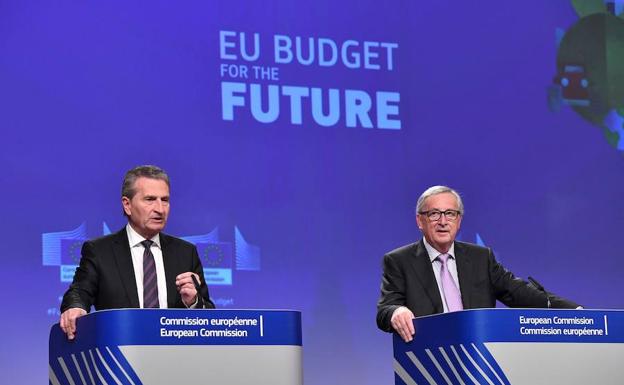 El comisario de Presupuestos, Günther Ottinger (izquierda), y el presidente de la Comisión Europea, Jean-Claude Juncker (derecha), en la presentación de los presupuestos europeos para el periodo 2020-2027.