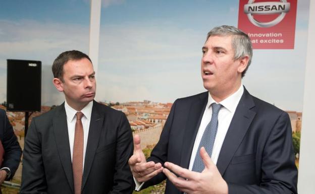 Alan Johnson y José Vicente de los Mozos en el anuncio de una posible solución para la planta de Nissan en Ávila, el 20 de abril de 2017. 