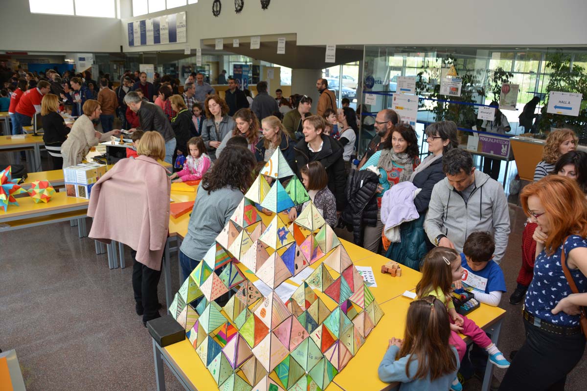 La UBU organiza por cuarto año consecutivo la Feria de la Ciencia y la Tecnología de Castilla y León, con la participación de más de 1.200 niños de toda la comunidad.