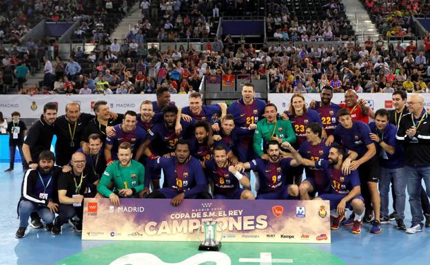 Los jugadores del Barcelona Lassa celebran el título de la Copa del Rey.