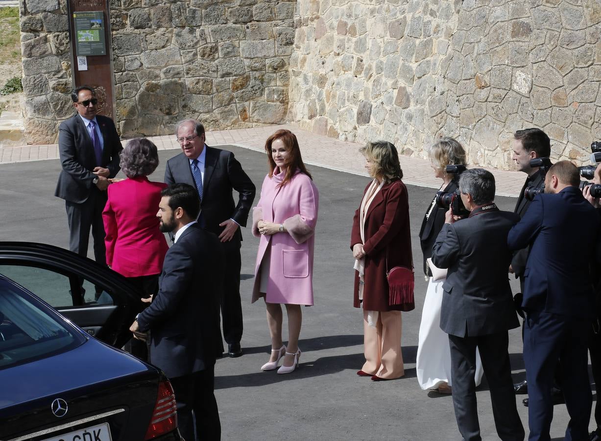 Los vecinos dieron una calurosa bienvenida a la Reina que acudió a la villa palentina para inaugurar 'Mons Dei', la XXIII edición de la exposición, que podrá visitarse desde mañana y hasta el 18 de noviembre