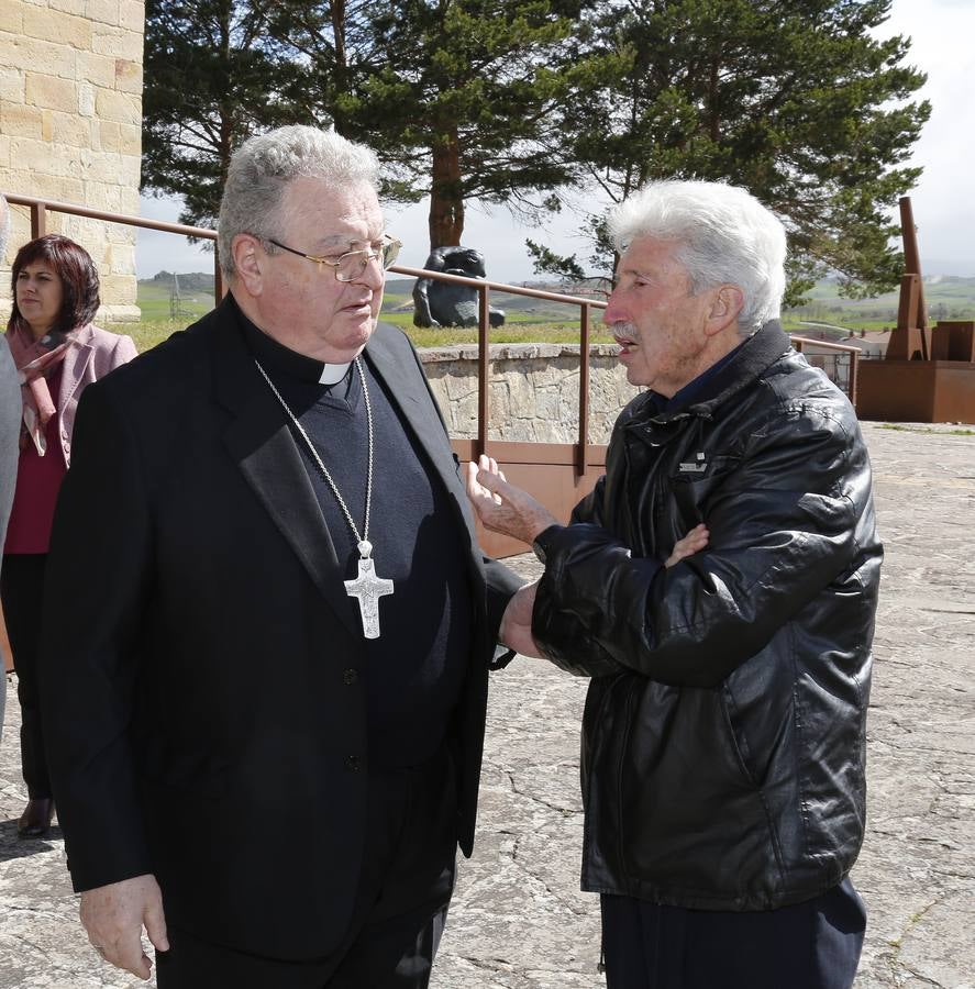 Los vecinos dieron una calurosa bienvenida a la Reina que acudió a la villa palentina para inaugurar 'Mons Dei', la XXIII edición de la exposición, que podrá visitarse desde mañana y hasta el 18 de noviembre