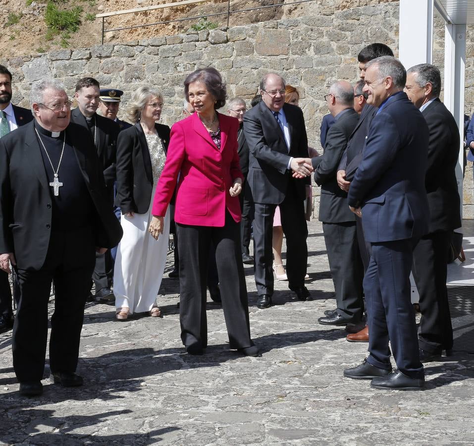 Los vecinos dieron una calurosa bienvenida a la Reina que acudió a la villa palentina para inaugurar 'Mons Dei', la XXIII edición de la exposición, que podrá visitarse desde mañana y hasta el 18 de noviembre