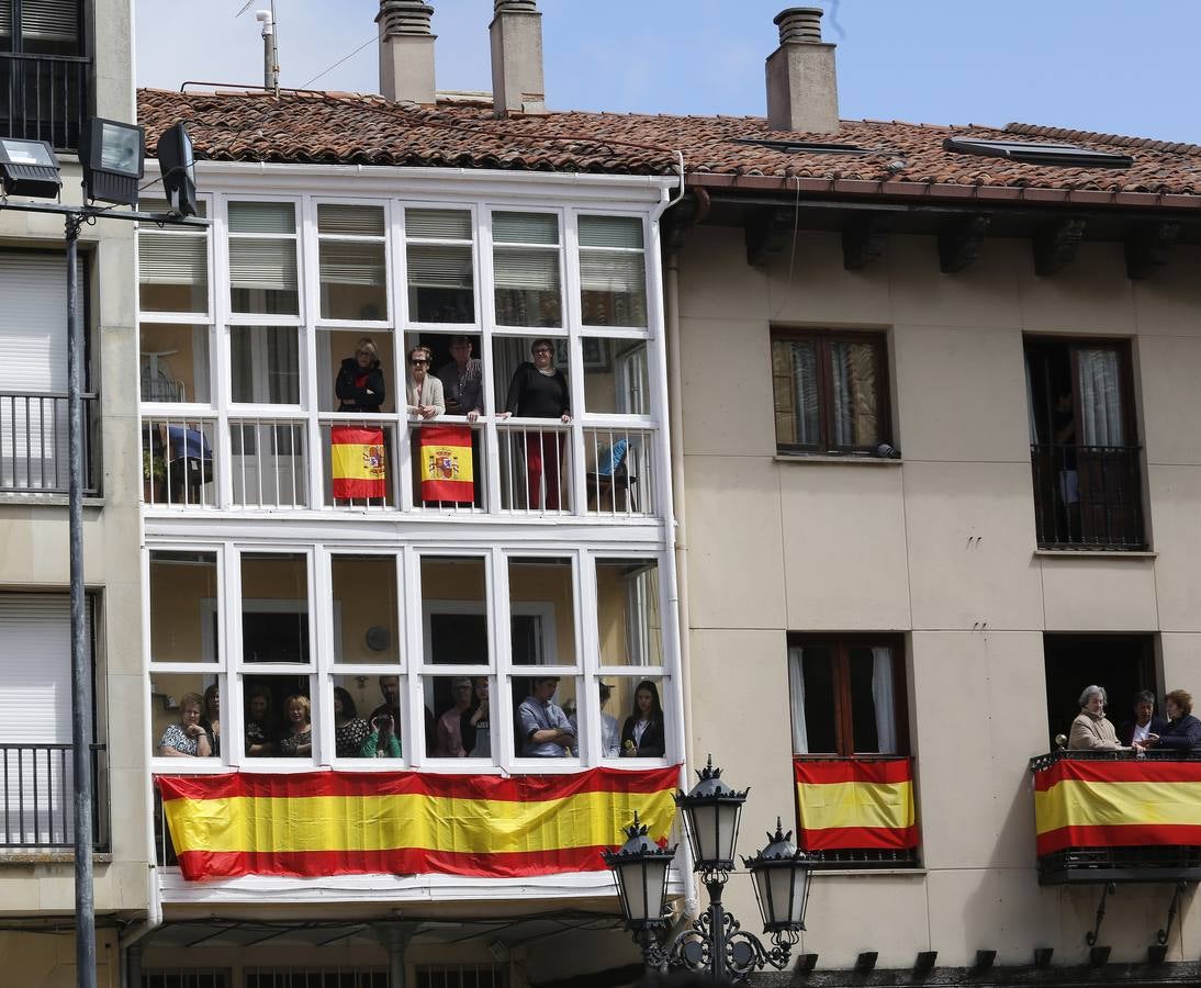 Los vecinos dieron una calurosa bienvenida a la Reina que acudió a la villa palentina para inaugurar 'Mons Dei', la XXIII edición de la exposición, que podrá visitarse desde mañana y hasta el 18 de noviembre