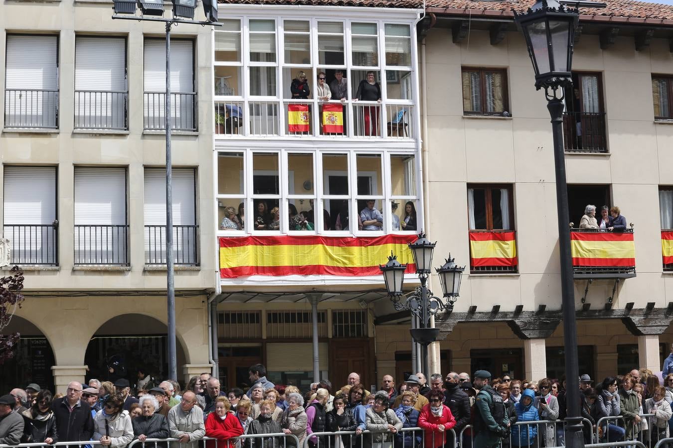 Los vecinos dieron una calurosa bienvenida a la Reina que acudió a la villa palentina para inaugurar 'Mons Dei', la XXIII edición de la exposición, que podrá visitarse desde mañana y hasta el 18 de noviembre