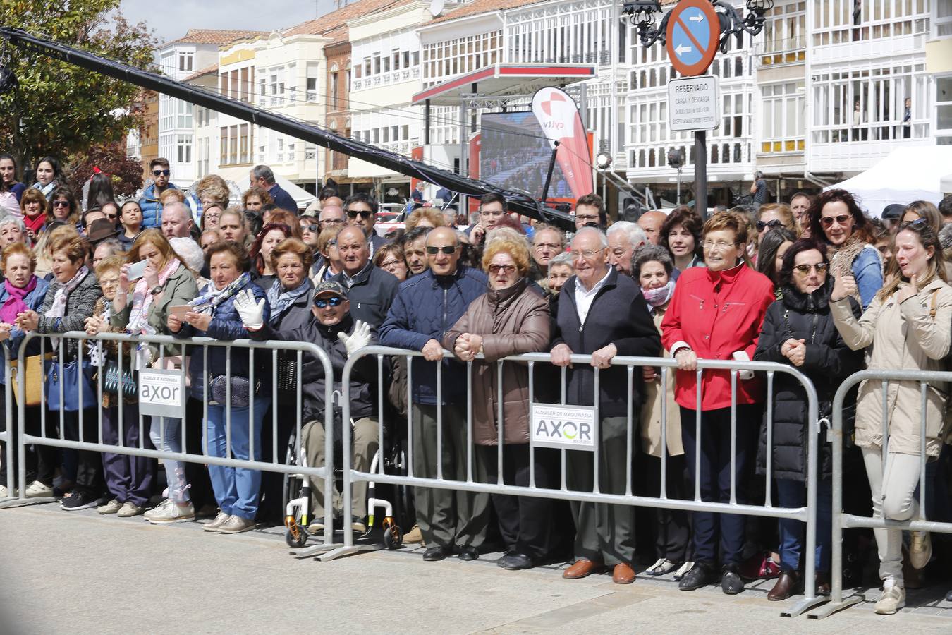 Los vecinos dieron una calurosa bienvenida a la Reina que acudió a la villa palentina para inaugurar 'Mons Dei', la XXIII edición de la exposición, que podrá visitarse desde mañana y hasta el 18 de noviembre