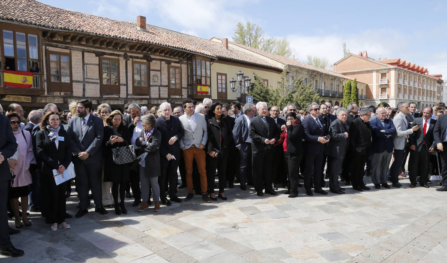 Los vecinos dieron una calurosa bienvenida a la Reina que acudió a la villa palentina para inaugurar 'Mons Dei', la XXIII edición de la exposición, que podrá visitarse desde mañana y hasta el 18 de noviembre