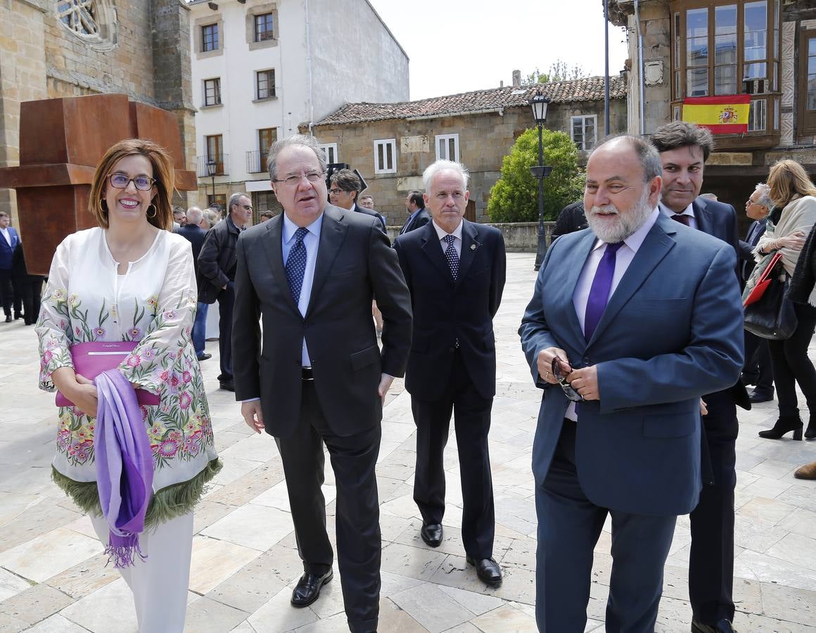 Los vecinos dieron una calurosa bienvenida a la Reina que acudió a la villa palentina para inaugurar 'Mons Dei', la XXIII edición de la exposición, que podrá visitarse desde mañana y hasta el 18 de noviembre