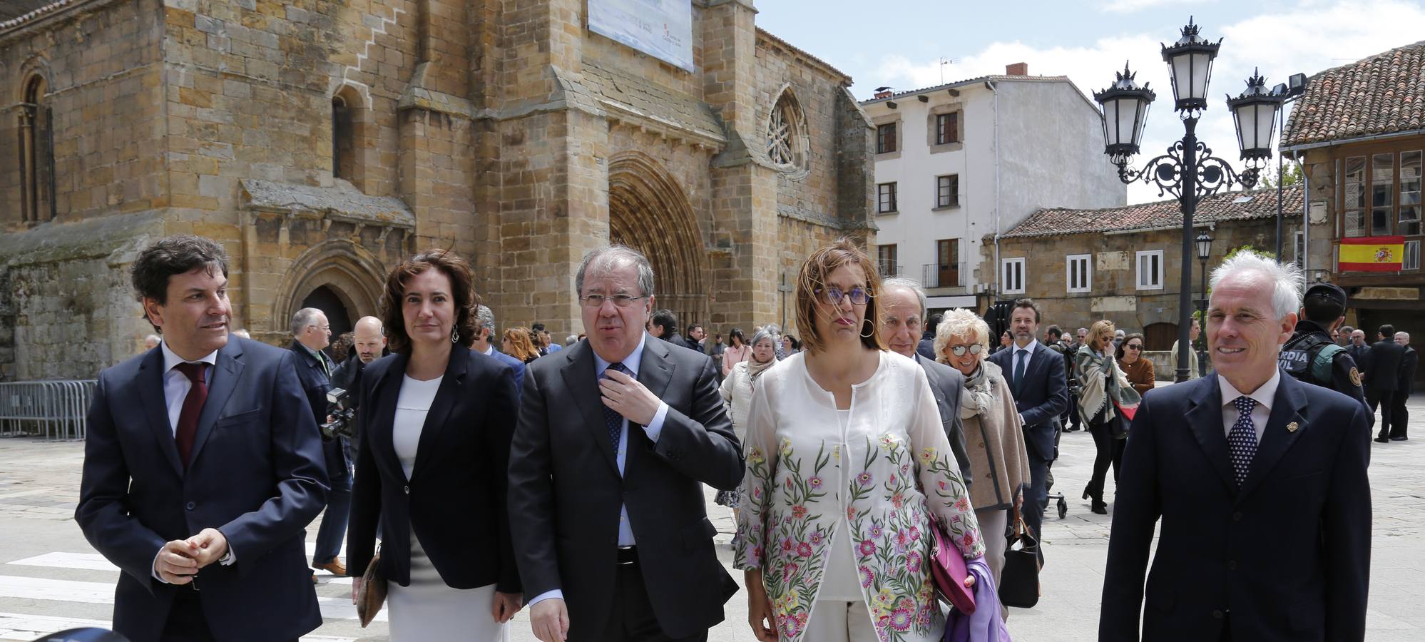 Los vecinos dieron una calurosa bienvenida a la Reina que acudió a la villa palentina para inaugurar 'Mons Dei', la XXIII edición de la exposición, que podrá visitarse desde mañana y hasta el 18 de noviembre