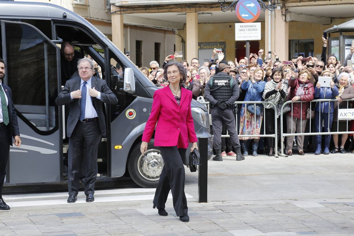 Los vecinos dieron una calurosa bienvenida a la Reina que acudió a la villa palentina para inaugurar 'Mons Dei', la XXIII edición de la exposición, que podrá visitarse desde mañana y hasta el 18 de noviembre