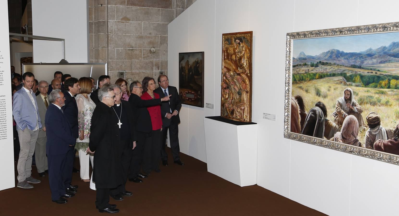 Los vecinos dieron una calurosa bienvenida a la Reina que acudió a la villa palentina para inaugurar 'Mons Dei', la XXIII edición de la exposición, que podrá visitarse desde mañana y hasta el 18 de noviembre