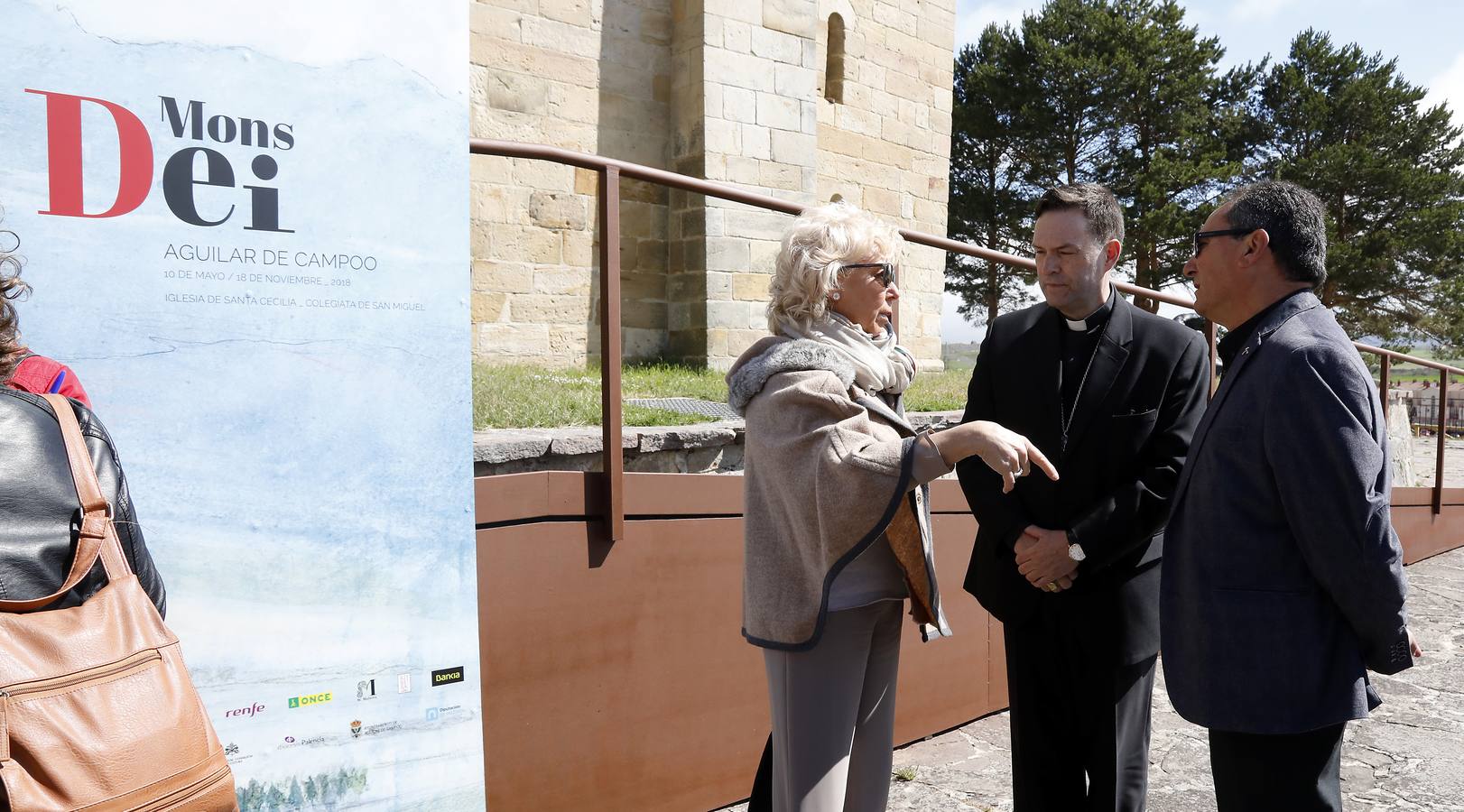 Los vecinos dieron una calurosa bienvenida a la Reina que acudió a la villa palentina para inaugurar 'Mons Dei', la XXIII edición de la exposición, que podrá visitarse desde mañana y hasta el 18 de noviembre