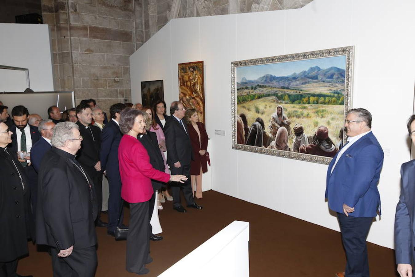 Los vecinos dieron una calurosa bienvenida a la Reina que acudió a la villa palentina para inaugurar 'Mons Dei', la XXIII edición de la exposición, que podrá visitarse desde mañana y hasta el 18 de noviembre