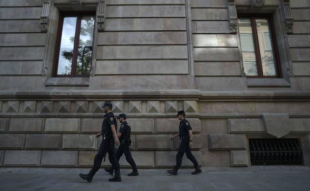 Agentes, junto al Tribunal Superior de Justicia de Cataluña.